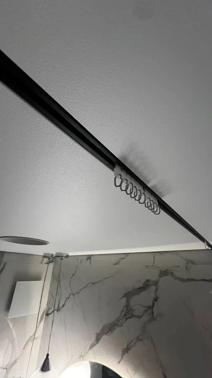 Cortinero empotrado negro en un techo tensado – obra realizada